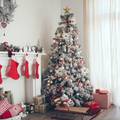 Okitite božićno drvce u stilu: Za skandinavski birajte hladne boje pa dodajte malo crvene
