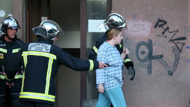Spasili je vatrogasci: Žena (37) spavala dok joj je gorio stan