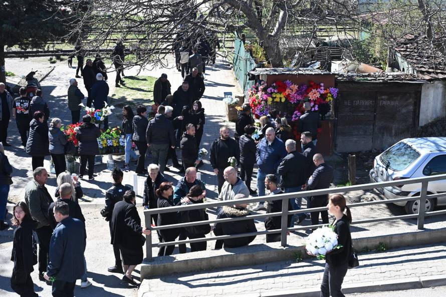 Brojni stanovnici Kočana oplakuju poginule na dan njihova sprovoda