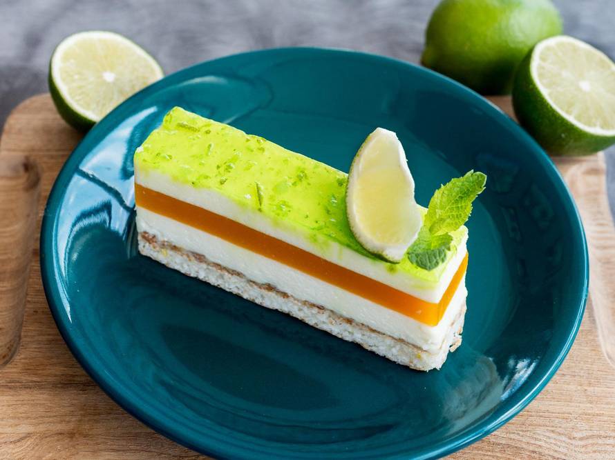 Pjenasti kolač od limete s kremom od manga i vanilijom