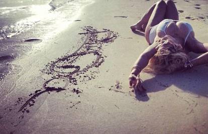 Pozirala na plaži: Jeste li znali da  je Rita Ora ovako 'bujna'?