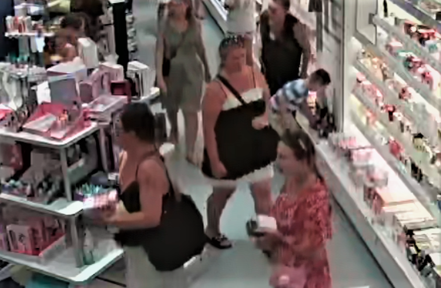 FOTO Crikvenička policija traži ove dvije žene: Iskoristile gužvu kako bi krale skupe parfeme