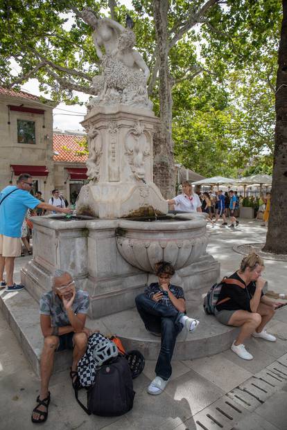 FOTO Zadnji trzaji ljeta: Nakon nevremena u Dubrovniku izašlo sunce, a s njim i brojni turisti