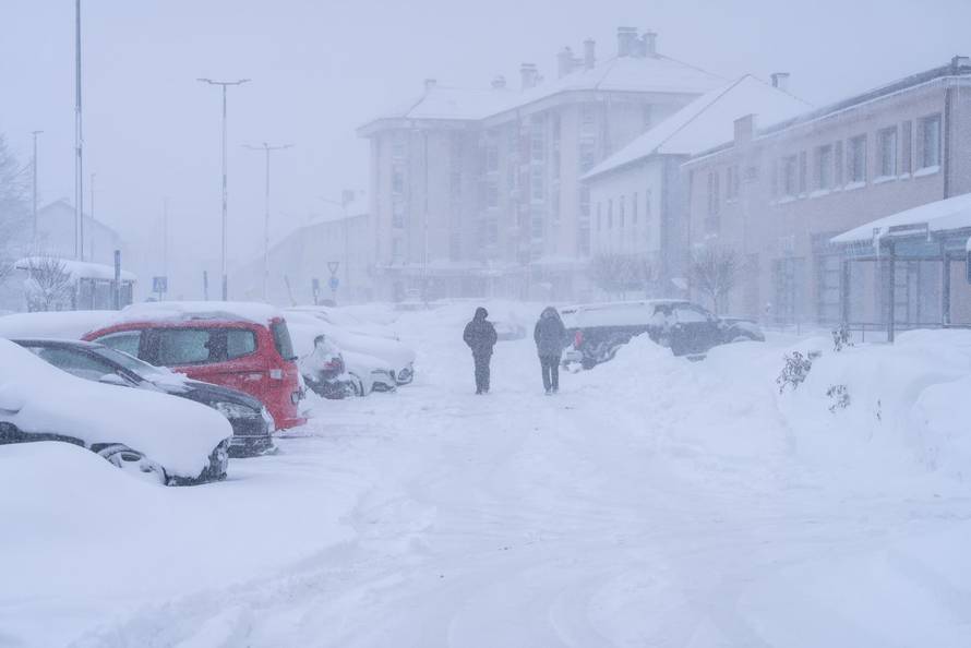 Korenica: Jako snježno nevrijeme stvorilo velike probleme u prometu
