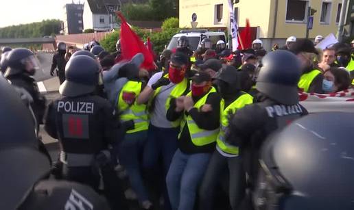 VIDEO Kaos na prosvjedu protiv AfD-a. 28 policajaca ozlijeđeno, jedan teže. Mlatili ih na podu