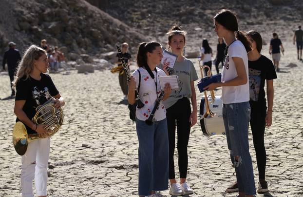 ARHIVA: Utakmica na dnu isušenog Modrog jezera koje danas doseže rekordan vodostaj