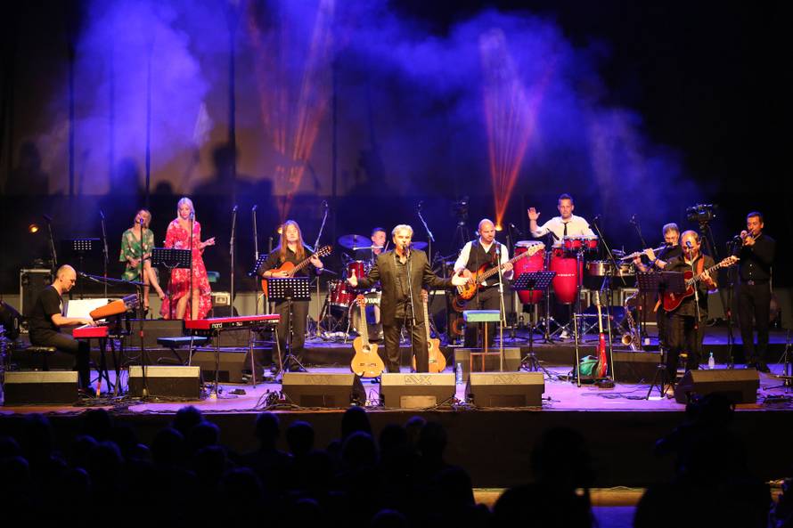 Radolfija raznježila unuka Ema (6): Donijela mu buket na binu