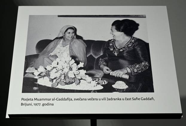 Zagreb: U Srpskom  kulturnom centru, fondacija Jovanka Broz održava izložbu haljina i torbi