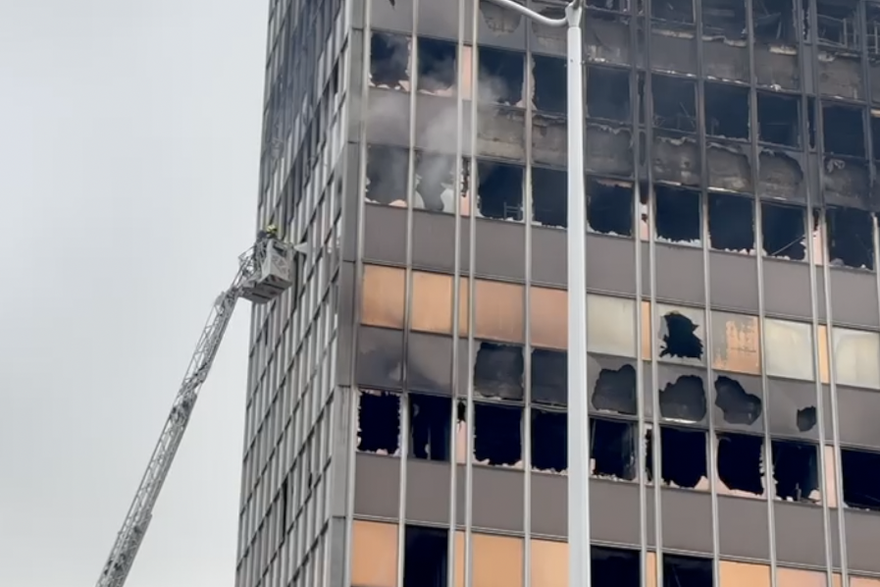 Vatrogasci i dalje gase požar u Vjesniku