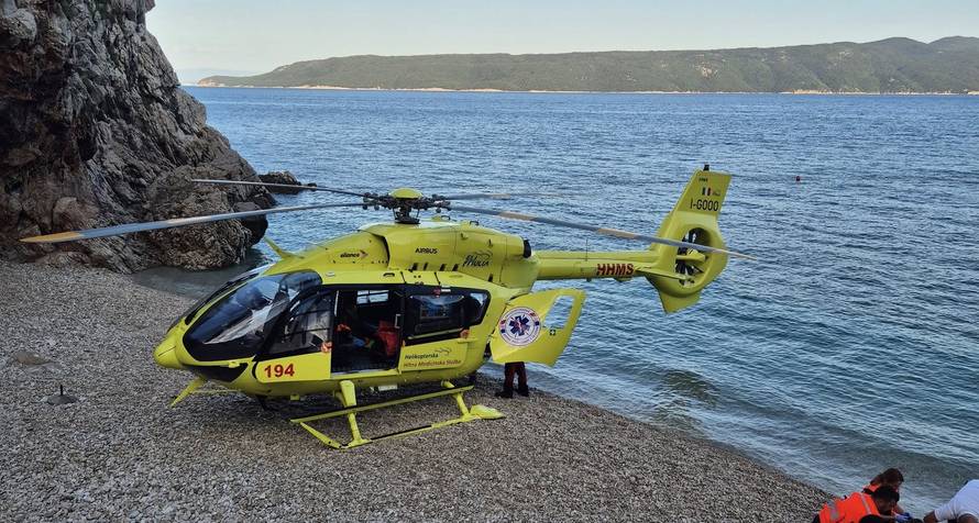 FOTO Helikopter sletio u uvalu Brseču, hitno prevezli turista koji je skakao s visoke stijene