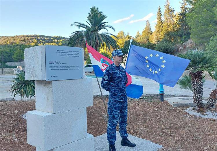 Crnogorski admiral koji se ubio jer nije htio razoriti Dalmaciju dobio je spomen ploču na Visu