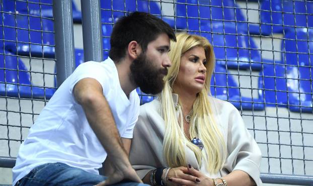 Zagreb: Emil Tedeschi i Nika Peren&ccaron;evi&cacute; prate utakmicu KK Cedevita Olimpija - KK FMP