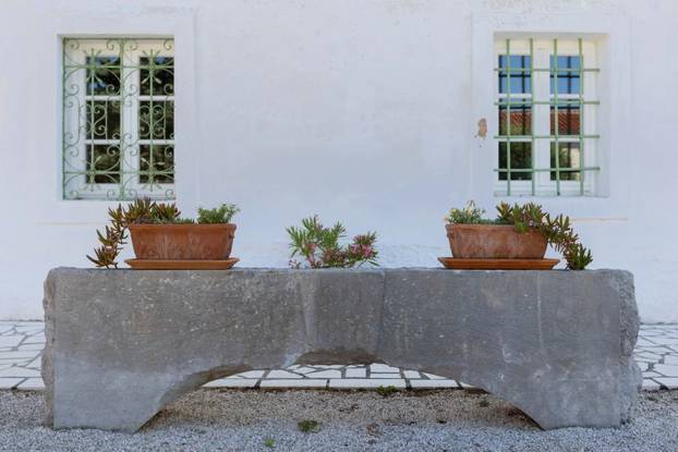 FOTO Ovaj predivan kameni dvorac s bazenom se prodaje za manje od 2 milijuna eura!