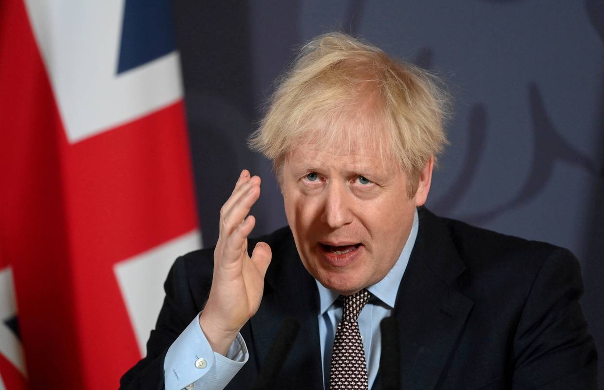 Britanski premijer tijekom lockdowna pio vino s desetak ljudi: 'To je radni sastanak'
