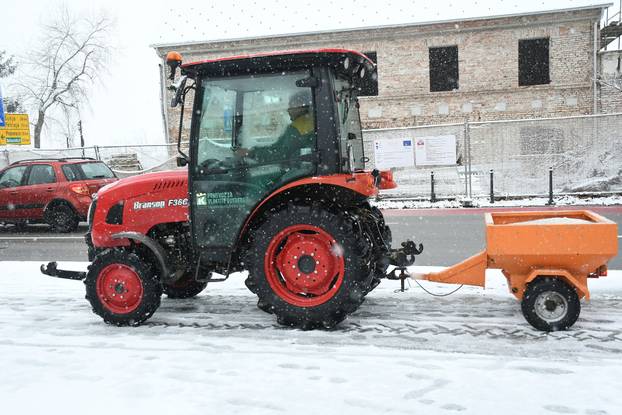 Snijeg zabijelio ulice u Sisku
