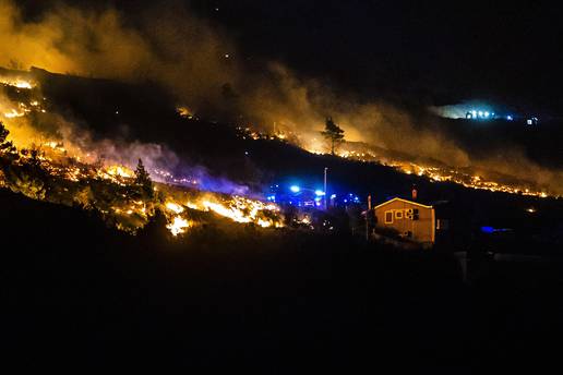 Vatrena stihija kod Omiša: 'Od gustog dima nismo mogli disati. Morali smo pobjeći iz kuće'