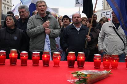 Radnici su zapalili svijeće za sve propale dalmatinske tvrtke