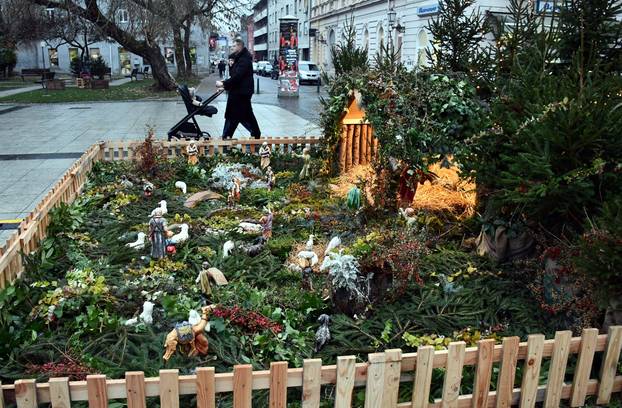 FOTO Ove detaljno izrađene jaslice uljepšale su blagdanski ugođaj u Slavonskom Brodu