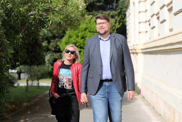 Pula: Peđa Grbin na glasovanje došao sa suprugom i sinom