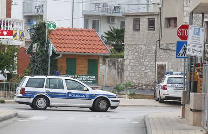 Opljačkali banku u Tribunju:  Cijelo mjesto puno je policije
