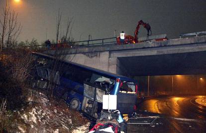 Autobus sletio s mosta u Austriji, 17 ljudi ozlijeđeno