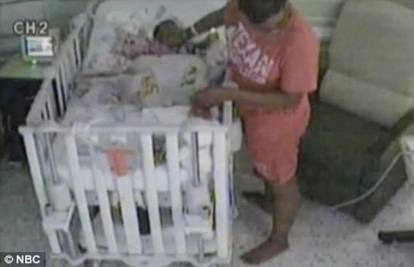 Kamera snimila djevojku kako pokušava ugušiti svoju bebu