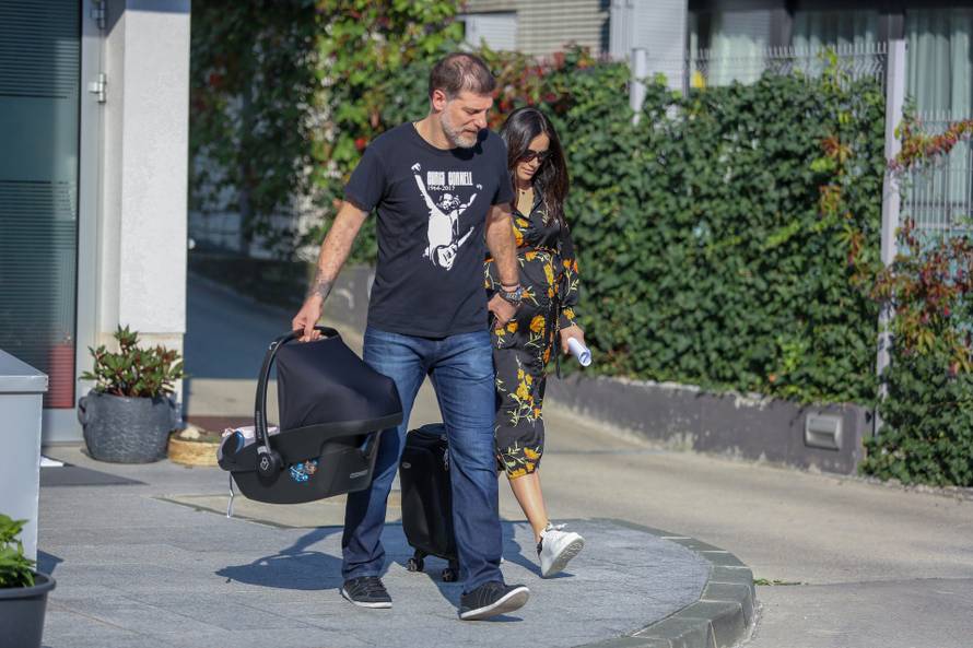 Zagreb: Slaven Bilić s partnericom Ivanom odveo njihovu treću kćerkicu kući