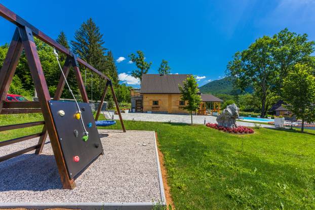 FOTO Kuću za odmor Mali Medo kod rodnog sela Nikole Tesle u Lici okružuje pravi prirodni raj