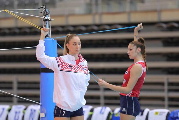 Zagrijavanje odbojkašica uoči početka susreta Hrvatske i Kosova u kvalifikacijama za odlazak na Europsko prvenstvo
