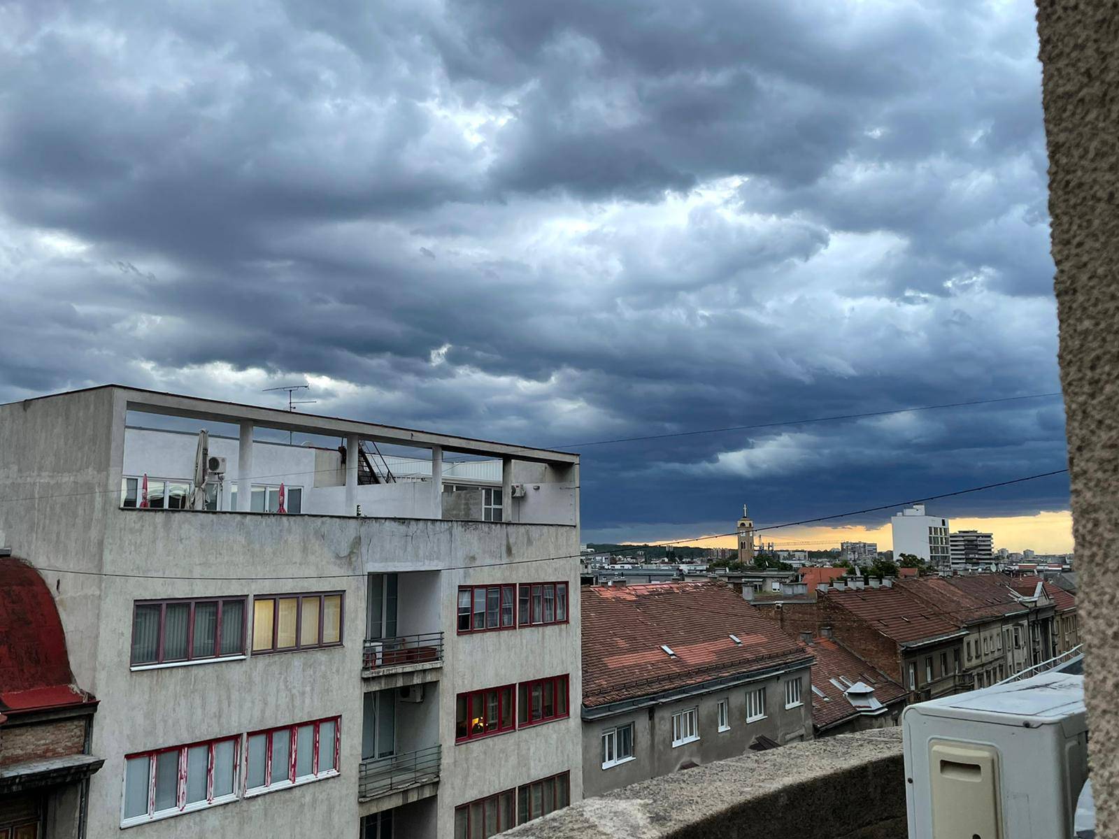 Stablo uništilo auto, drugo palo na krov kuće: 'Čula sam snažan udarac, mislila sam da je grom'