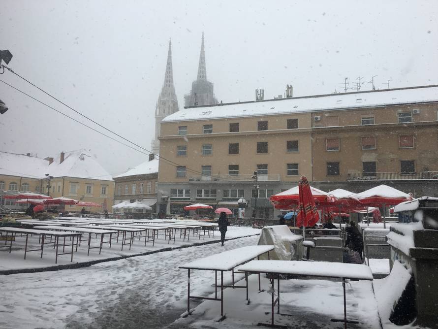 HGSS nepokretnom muškarcu kod Gračaca donio hranu i drva