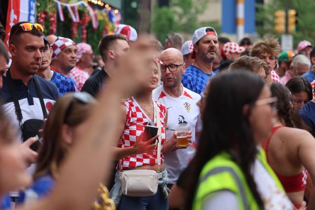 SP 2026 Philadelphia: Navijači se okupljaju prije razvijanja hrvatske zastave uoči utakmice s Ganom