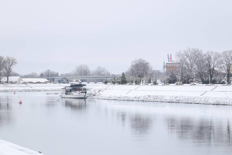 Snježni pokrivač je zabijelio je Osijek