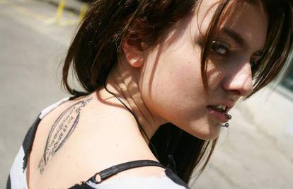 Prgava manekenka Ella Dvornik tetovirala leđa