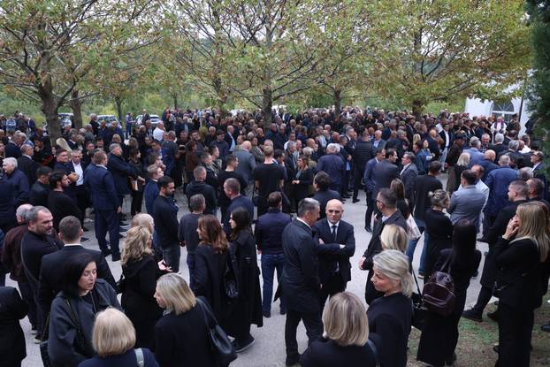 Posljednji ispraćaj Ante Ćorušića na groblju u Lovreću