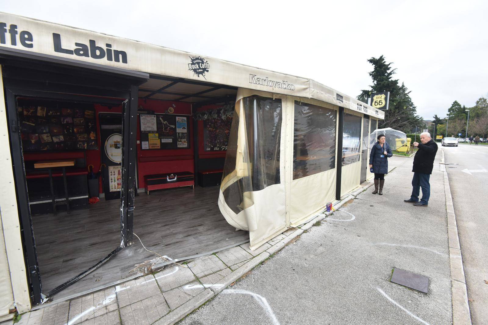 Labin: Pod utjecajem alkohola uletjela u kafić automobilom - jedna osoba poginula