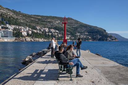 FOTO Sunčano vrijeme je u Dubrovniku izmamilo građane van, a najhrabriji se i kupaju