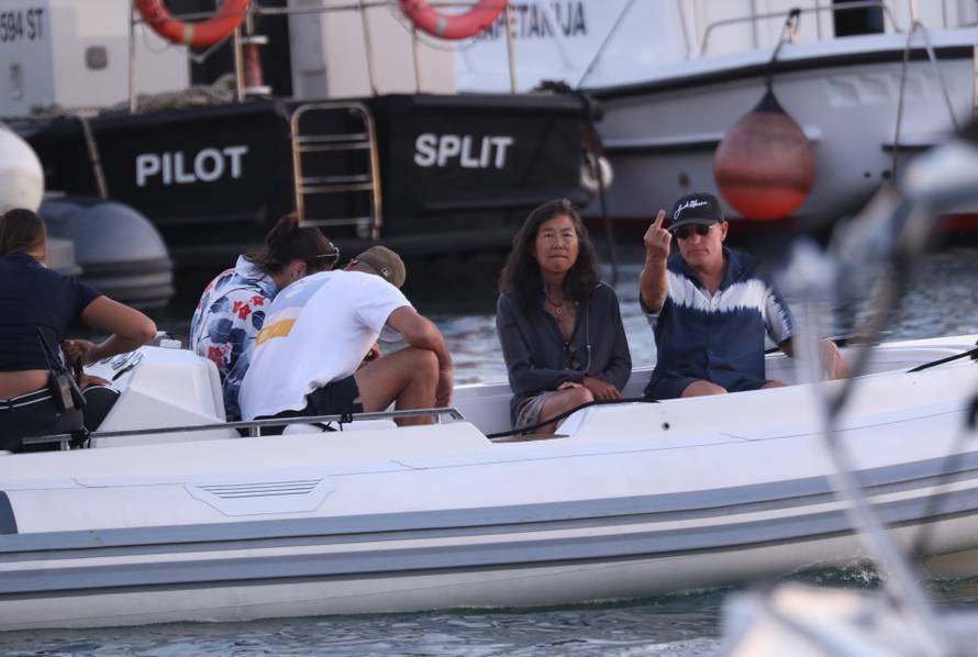 EKSKLUZIVNO: Woody Harrelson mahao je putnicima na brodu, nakon čega je fotoreporteru pokazao srednji prst