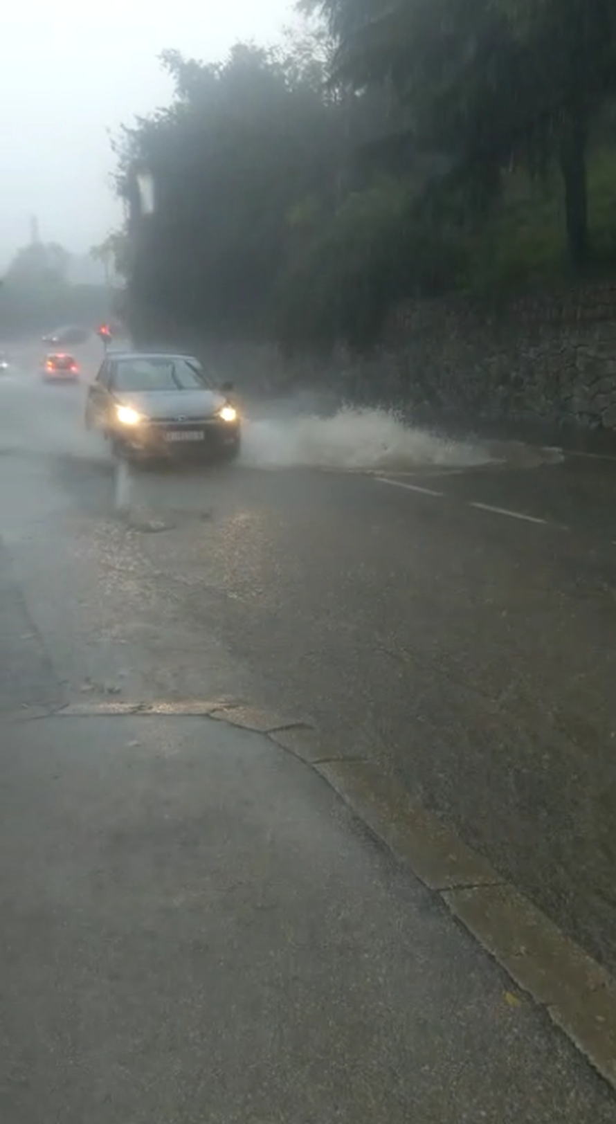 Golfom kroz bujicu: 'Gas, gas! E, gotovo sad, do haube došlo...'