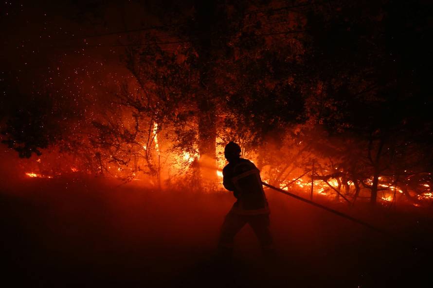 storyeditor/2026-07-24/2026-07-23t223630z-1576564287-rc2xjmah09oe-rtrmadp-3-europe-weather-france-wildfire.jpg