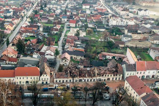 Petrinja je sada razoreni grad: Pogledajte fotografije iz zraka