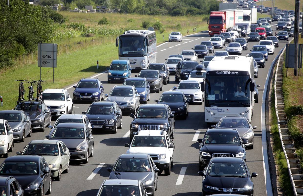 Gužve i zastoji u smjeru mora: HAK upozorava, pojačan je promet na svim cestama