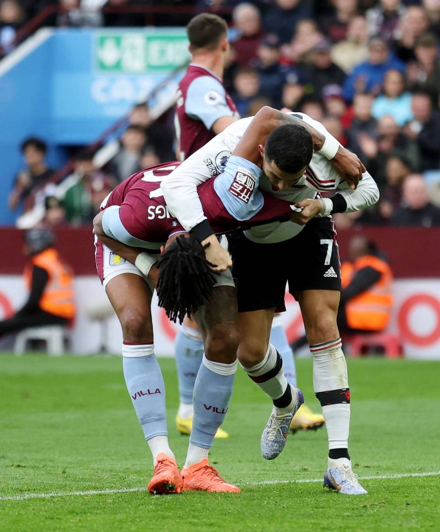 Premier League - Aston Villa v Manchester United