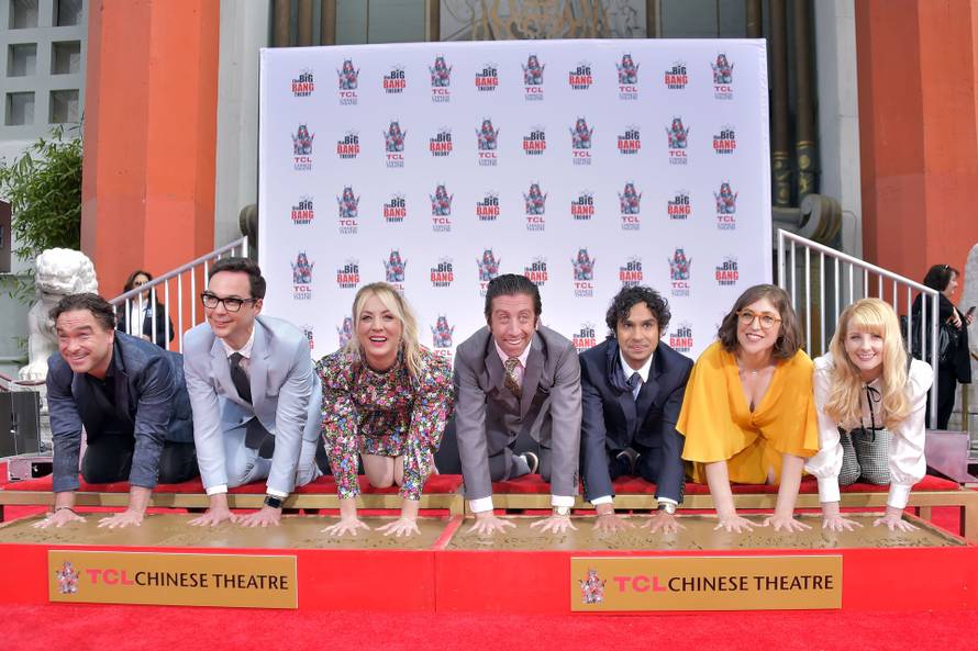 Hollywood: Glumci serije The Big Bang Theory ostavili otiske u cementu ispred TCL-a
