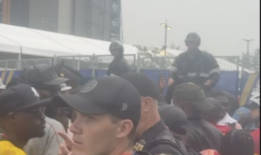 VIDEO Kaos ispred stadiona u Philadelphiji! Policija uvodi red i na konjima, zatvorili su ulaz