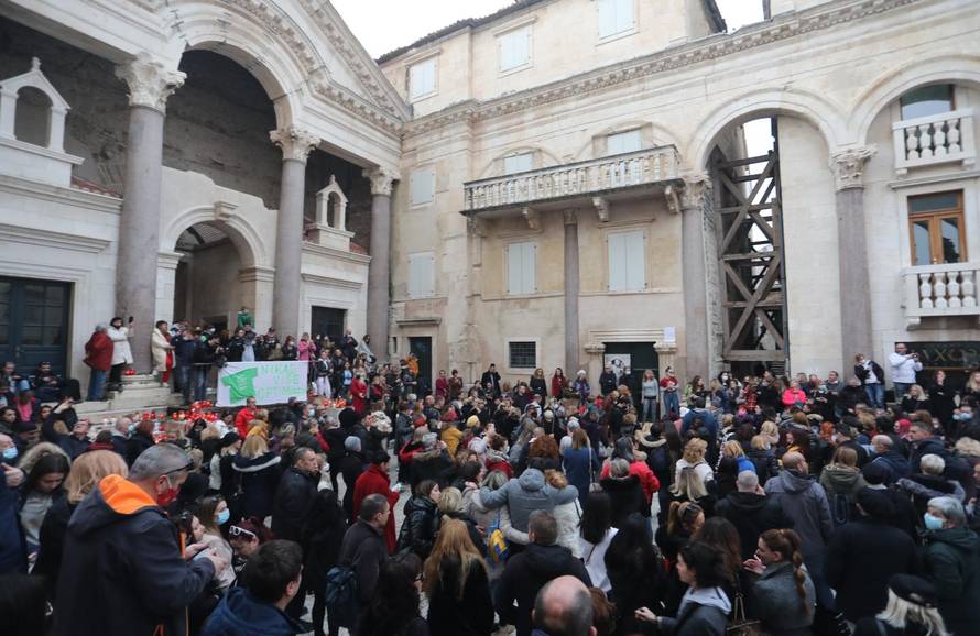 Splićani odali počast Balaševiću pjevajući njegove pjesme na Peristilu