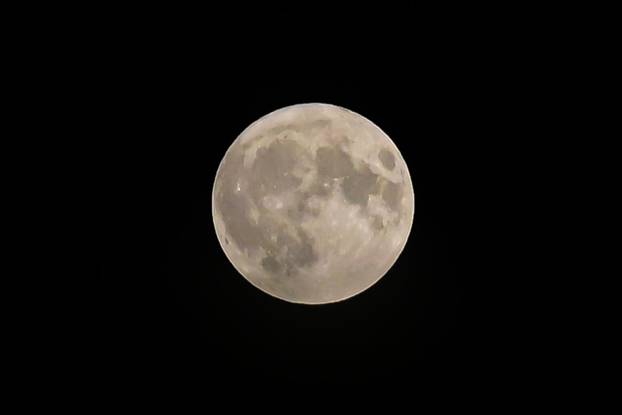 Puni mjesec nad Zagrebom