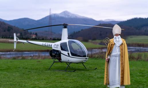 Sveti Nikola sletio helikopterom u Otočac te darivao i djecu i štićenike doma za starije