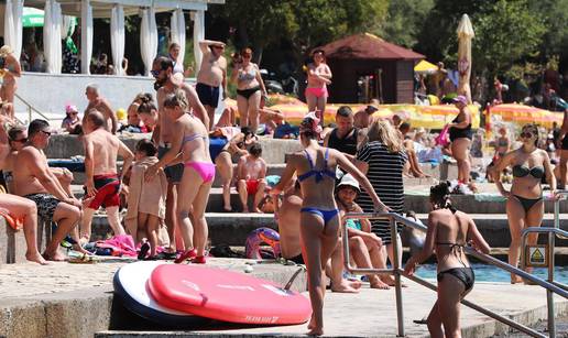 FOTO Plaže su prepune kupača: Sutra moguće veliko nevrijeme!