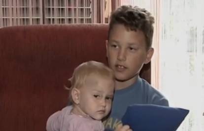 Dječak u zadnji tren izvukao sestricu (1) iz auta u plamenu